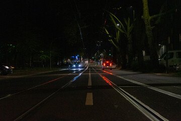 Straße bei Nacht mit leichtem Verkehr und Straßenbahnschienen in Essen Huttrop