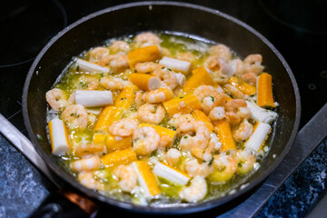 Garnelen in Olivenöl mit Knoblauch