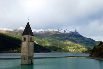 Glockenturm der ehemaligen Pfarrkirche St. Katharina im Reschensee Südtirol
