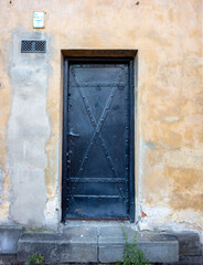 Stare drzwi, tekstura zniszczonego drewna, złuszczona farba. - obrazy, fototapety, plakaty