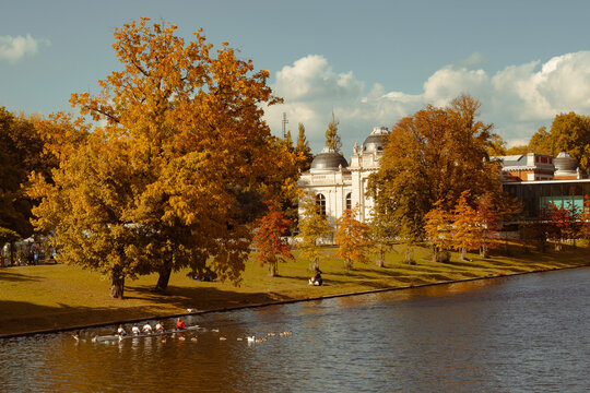 Paysage urbain avec des rameurs en bateau sur la Meuse, en automne &agrave; Li&egrave;ge, ville wallonne de Belgique