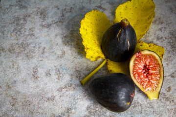 Feigen reif geschlossen aufgeschnitten mit gelbem Feigenblatt