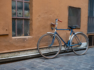 Fototapeta na wymiar Old bicycle in an alley