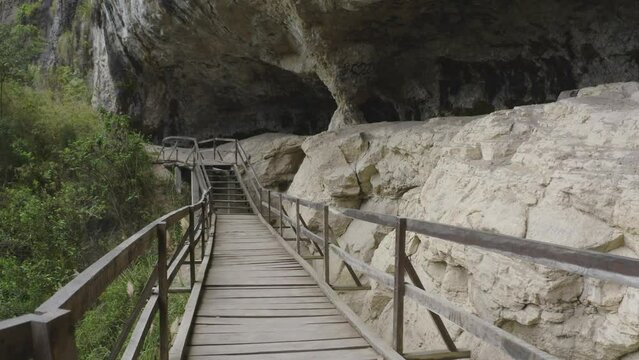 Puente de madera en Cueva