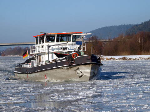 Eisbrecher auf dem Main-Donau-Kanal