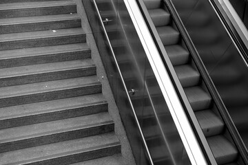 Treppenstufen und Rolltreppe am Eingang zur U-Bahn im Stadtteil Sachsenhausen in Frankfurt am Main...