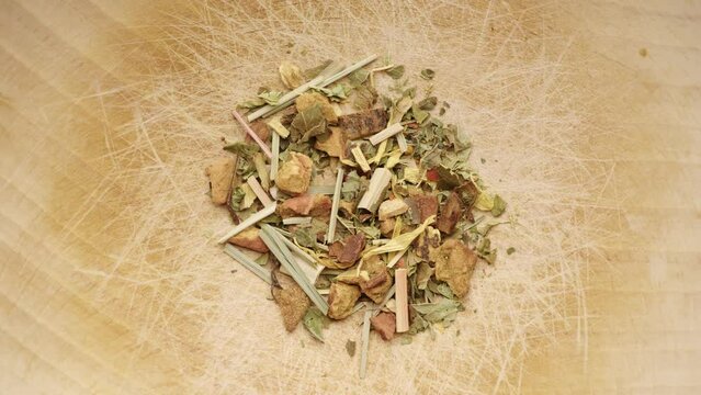 Vue de dessus d'infusion dans un bol en bois