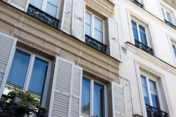 Fototapeta na wymiar Beaux-Arts-Architektur, Historische Fassaden der Jahrhundertwende in Paris im 18e Arrondissement