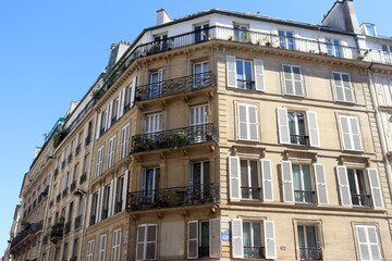 Fototapeta na wymiar Beaux-Arts-Architektur, Historische Fassaden der Jahrhundertwende in Paris im 9e Arrondissement
