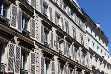 Fototapeta na wymiar Beaux-Arts-Architektur, Historische Fassaden der Jahrhundertwende in Paris im 9e Arrondissement