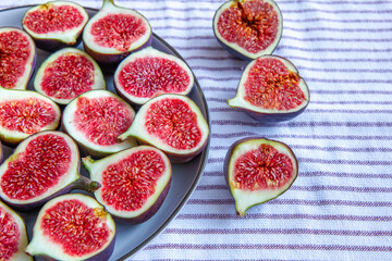 Fig halves on a plate

