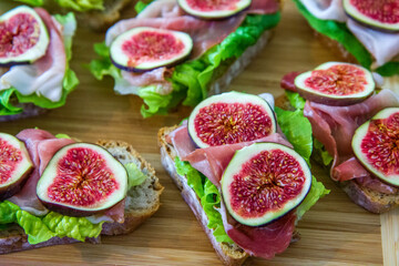 Sandwiches with lettuce, ripening ham and figs
