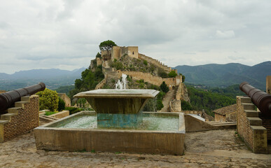 Obraz premium Xativa medieval castle and a fountain
