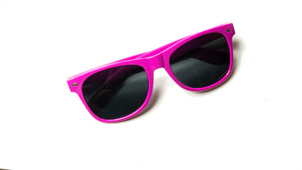 Pinke Sonnenbrille auf weißem Grund © Juliana