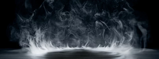 Fotobehang Rook Echte rook die naar buiten explodeert met een leeg midden. Dramatisch rook- of misteffect voor griezelige Halloween-achtergrond.