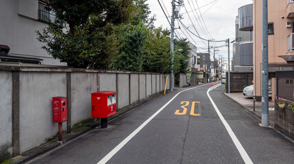 赤いポストのある通り