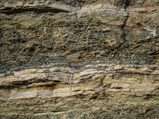 Böschung mit Gesteinsschichten