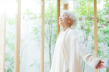 日光浴をするシニア女性