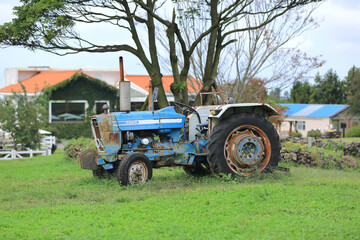 Obraz premium 이제는 오래되어 움직이지 못하는 옛날 트렉터