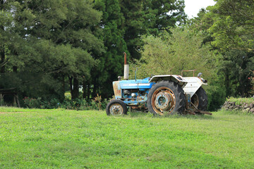 Naklejka premium 이제는 오래되어 움직이지 못하는 옛날 트렉터