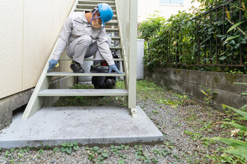 階段の解体リフォーム　採寸をする作業員