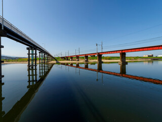 Fototapeta na wymiar 河川に架かる橋と鉄橋
