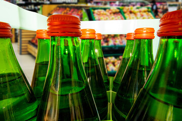 Nahaufnahme von einer Kiste Mineralwasser mit grünen Mehrweg-Glasflaschen