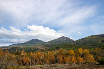 秋の高原と山並み
