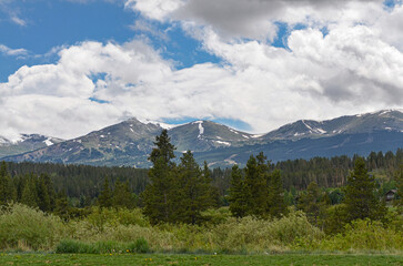 Fototapeta premium scenic view of Tenmile Peak in Rocky Mountains from Rounds Park (Breckenridge, CO)