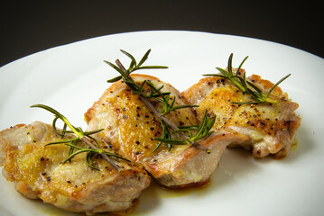 夕食に、庭で採れたローズマリーを添えた、鶏もも肉のグリル焼き