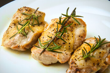 夕食に、庭で採れたローズマリーを添えた、鶏もも肉のグリル焼き