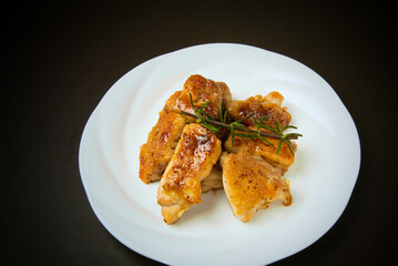 おいしそうな焼き目を付けてハニーマスタードを絡めた、鶏肉のハニーマスタード焼き