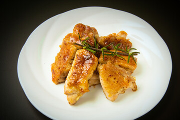 おいしそうな焼き目を付けてハニーマスタードを絡めた、鶏肉のハニーマスタード焼き