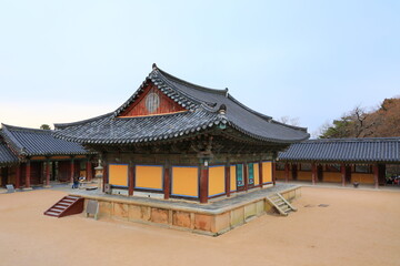 대한민국 경주에 있는 유명한 관광명소인 불국사의 아름다운 가을 풍경이다.