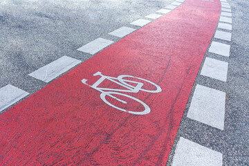 Rote markierter Radweg, Fahrradschutzstreifen mit Fahrrad Piktogramm