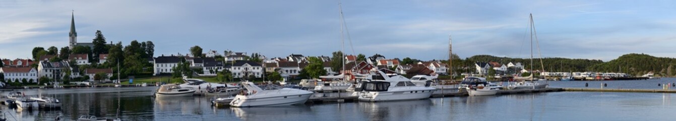 Fototapeta na wymiar Panorama vom Hafen von Lillesand in Norwegen
