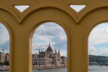 Budapeszt Węgry widok z mostu Margaret na Parlament. - obrazy, fototapety, plakaty
