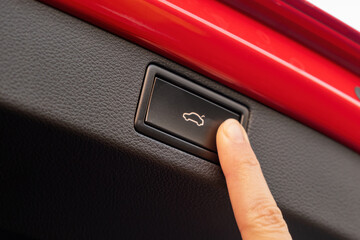 Naklejka premium Woman presses the trunk button to close it, close up