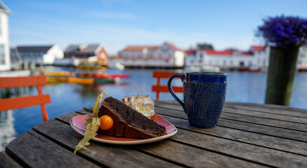 Schokoladenkuchen Soufflé mit Sahne und einer  Tasse Kaffee auf der Sommerterrasse mit mehr im...