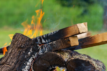 Płonące ognisko, drewno, płomienie, iskry i ciepło, dzień (5).
