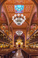 Fototapeta na wymiar Budapeszt Synagoga Wielka w środku z drewnianymi ławkami ornamenty i zdobienia na suficie