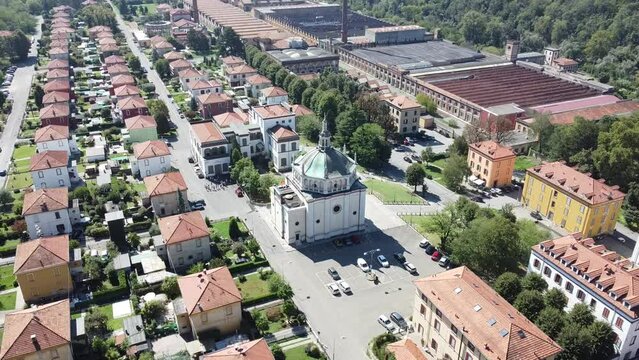 Vista Aerea del Paese di Crespi d'Adda in Italia - Lombardia - Paese Inserito tra i Siti UNESCO - Villaggio Operaio di Crespi d'Adda -  Orbita Intorno Alla Chiesa