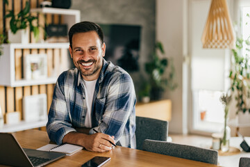 Obraz premium Businessman posing for the camera while working online, from the