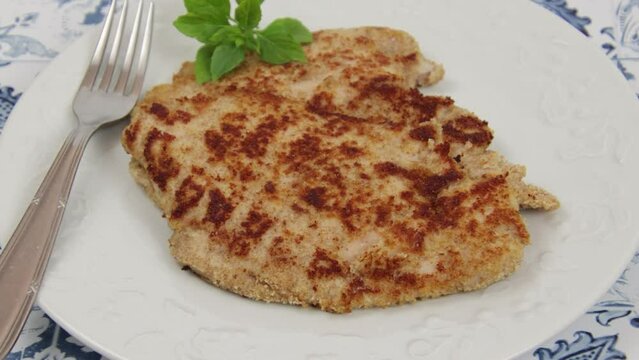 escalope milanaise en gros plan dans une assiette
