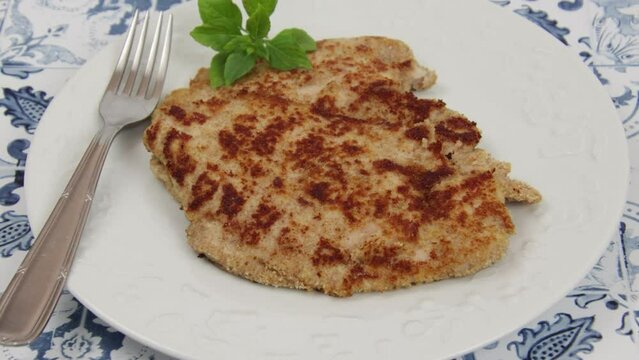 escalope milanaise en gros plan dans une assiette