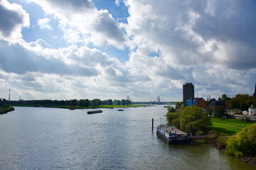 Der Rhein bei Duisburg