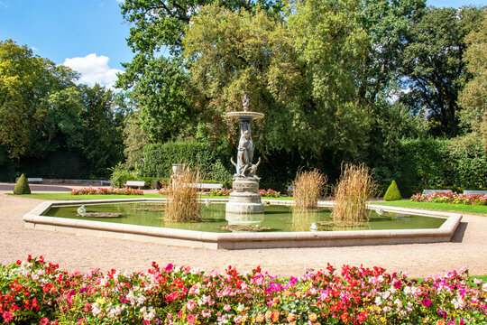 Lu&ccedil;on. Fontaine du jardin public Vend&eacute;e. Pays de la Loire	