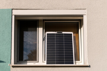 Ein Solarpanel am Fenster auf der Fensterbank