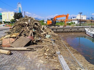 港の災害ゴミの山