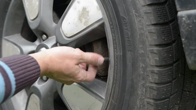 Installation of an electronic tire pressure sensor
